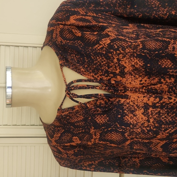 CABI SNAKESKIN PRINT BLOUSE  MEDIUM - Picture 2 of 6